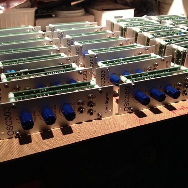 Arquivo:Click here 3643.jpg